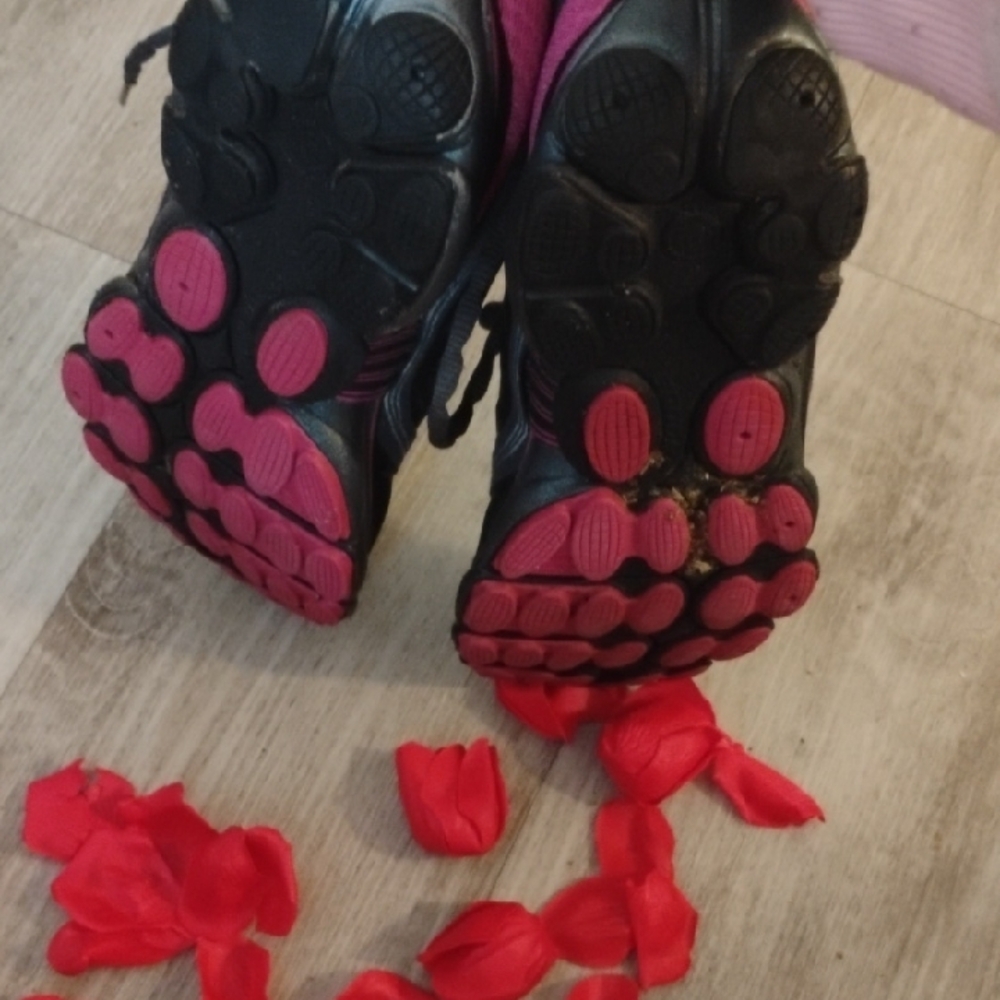 Brooks Black and Pink Women's Athletic Shoes - Picture 6 of 7